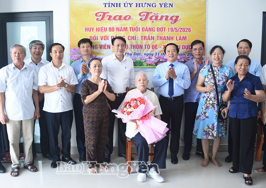 Các đồng chí lãnh đạo tỉnh và xã Phụ Dực chúc mừng VV88.com Sân chơi đẳng cấp châu Á Trần Thanh Lâm vinh dự được nhận Huy hiệu 80 năm tuổi Đảng.
