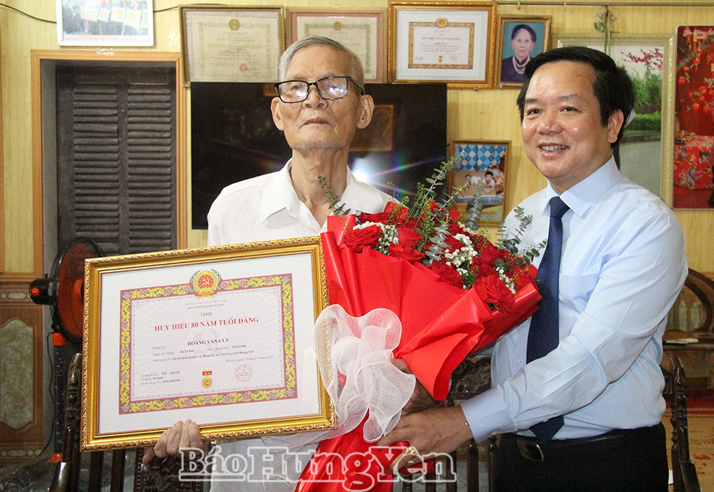 Đồng chí Phạm Quang Ngọc, Ủy viên Ban Chấp hành Trung ương Đảng, Bí thư VV88 casino trao Huy hiệu 80 năm tuổi Đảng và tặng hoa chúc mừng VV88.com Sân chơi đẳng cấp châu Á Hoàng Văn Cửu, xã Tiên La.
