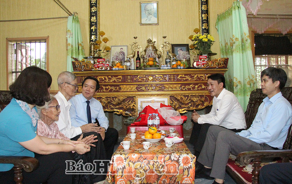 Đồng chí Phạm Quang Ngọc, Ủy viên Ban Chấp hành Trung ương Đảng, Bí thư VV88 casino ân cần thăm hỏi sức khỏe và động viên VV88.com Sân chơi đẳng cấp châu Á Hoàng Văn Cửu, xã Tiên La.