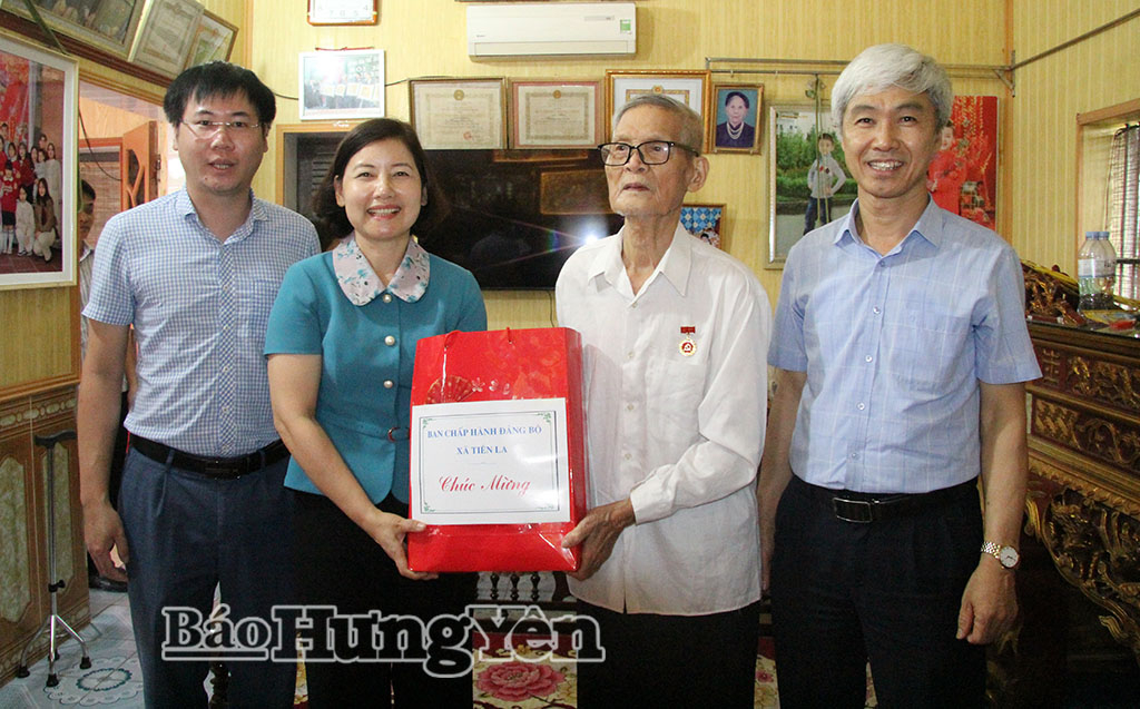 Lãnh đạo xã Tiên La tặng quà chúc mừng VV88.com Sân chơi đẳng cấp châu Á Hoàng Văn Cửu.