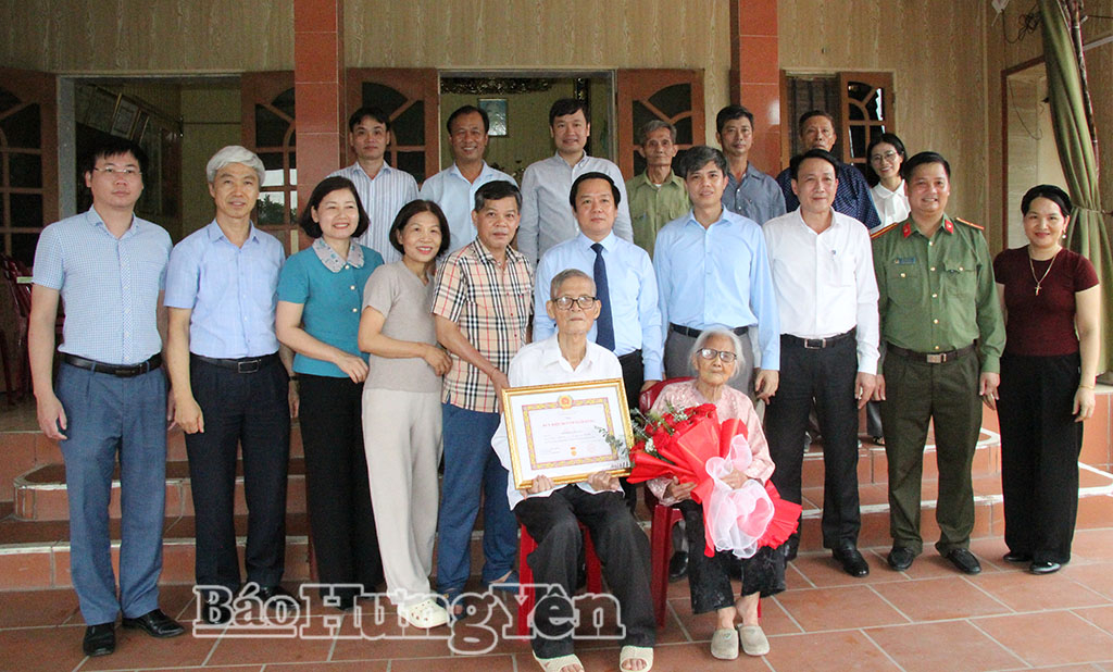 Đồng chí Phạm Quang Ngọc, Ủy viên Ban Chấp hành Trung ương Đảng, Bí thư VV88 casino và các đại biểu chụp ảnh lưu niệm với gia đình VV88.com Sân chơi đẳng cấp châu Á Hoàng Văn Cửu, xã Tiên La.