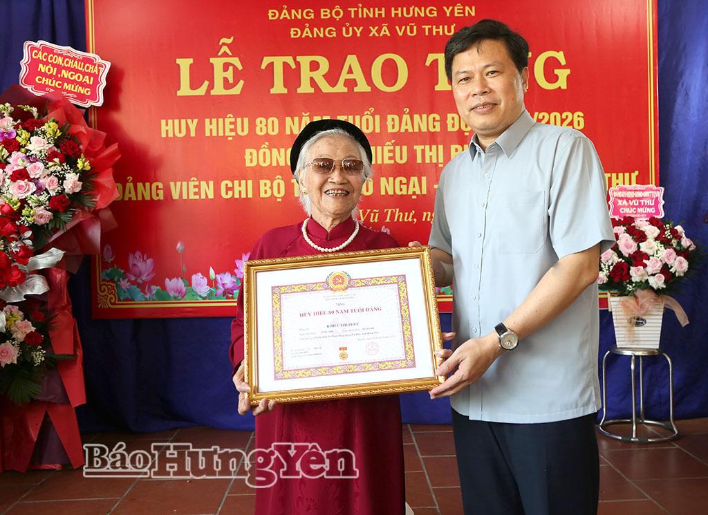 Đồng chí Trần Quốc Toản, Phó Bí thư Thường trực Tỉnh ủy, Chủ tịch Ủy ban MTTQ Việt Nam tỉnh trao Huy hiệu 80 năm tuổi Đảng tặng đảng viên Khiếu Thị Phúc, Chi bộ thôn Vô Ngại, Đảng bộ xã Vũ Thư.