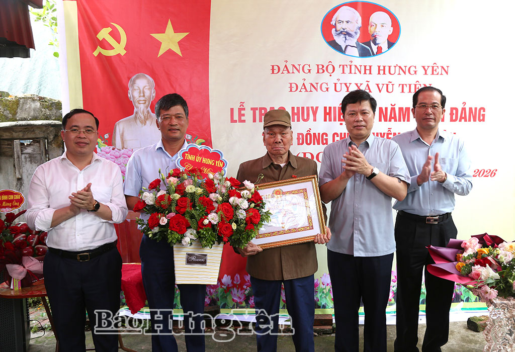 Các đồng chí: Trần Quốc Toản, Phó Bí thư Thường trực Tỉnh ủy, Chủ tịch Ủy ban MTTQ Việt Nam tỉnh; Lê Xuân Tiến, Ủy viên Ban Thường vụ Tỉnh ủy, Phó Chủ tịch Thường trực HĐND tỉnh trao huy hiệu 75 năm tuổi Đảng và tặng hoa chúc mừng đảng viên Nguyễn Văn Môn, Chi bộ thôn Hành Dũng Nghĩa, Đảng bộ xã Vũ Tiên.