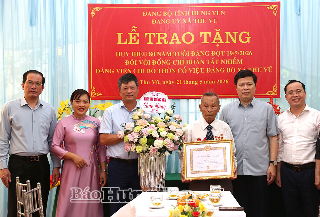 Các đồng chí: Trần Quốc Toản, Phó Bí thư Thường trực Tỉnh ủy, Chủ tịch Ủy ban MTTQ Việt Nam tỉnh; Lê Xuân Tiến, Ủy viên Ban Thường vụ Tỉnh ủy, Phó Chủ tịch Thường trực HĐND tỉnh trao Huy hiệu 80 năm tuổi Đảng và tặng hoa chúc mừng đảng viên Đoàn Tất Nhiễm, Chi bộ thôn Cổ Việt, Đảng bộ xã Thư Vũ.