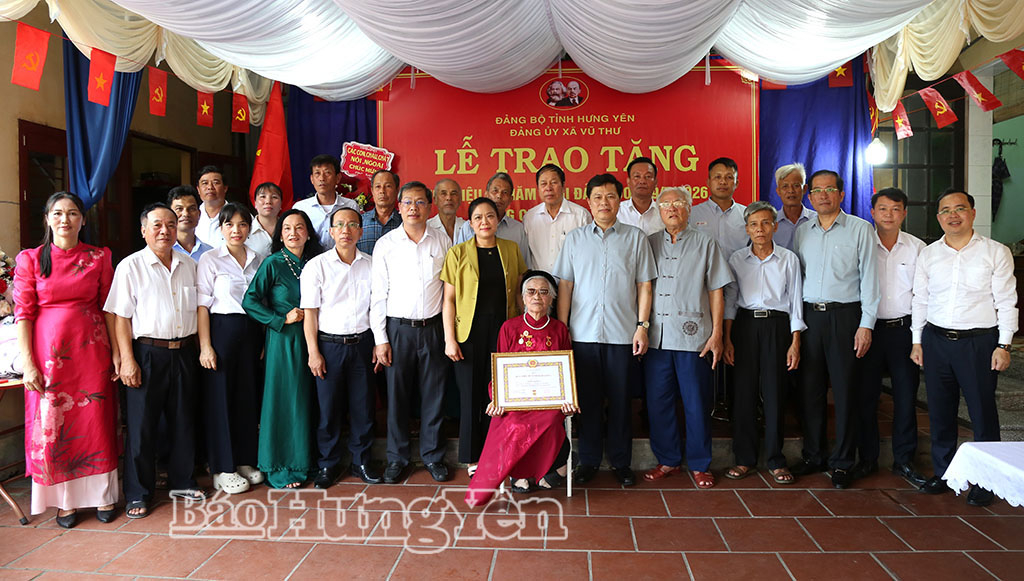 Đồng chí Trần Quốc Toản, Phó Bí thư Thường trực Tỉnh ủy, Chủ tịch Ủy ban MTTQ Việt Nam tỉnh và các đại biểu chụp ảnh lưu niệm cùng gia đình đảng viên 80 năm tuổi Đảng Khiếu Thị Phúc, Chi bộ thôn Vô Ngại, Đảng bộ xã Vũ Thư.