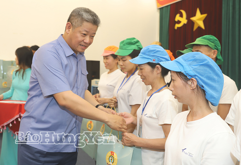 Đồng chí Nguyễn Mạnh Quyền, Phó Bí thư Tỉnh ủy, Chủ tịch UBND tỉnh tặng quà công nhân Công ty TNHH May Thiên Sơn.