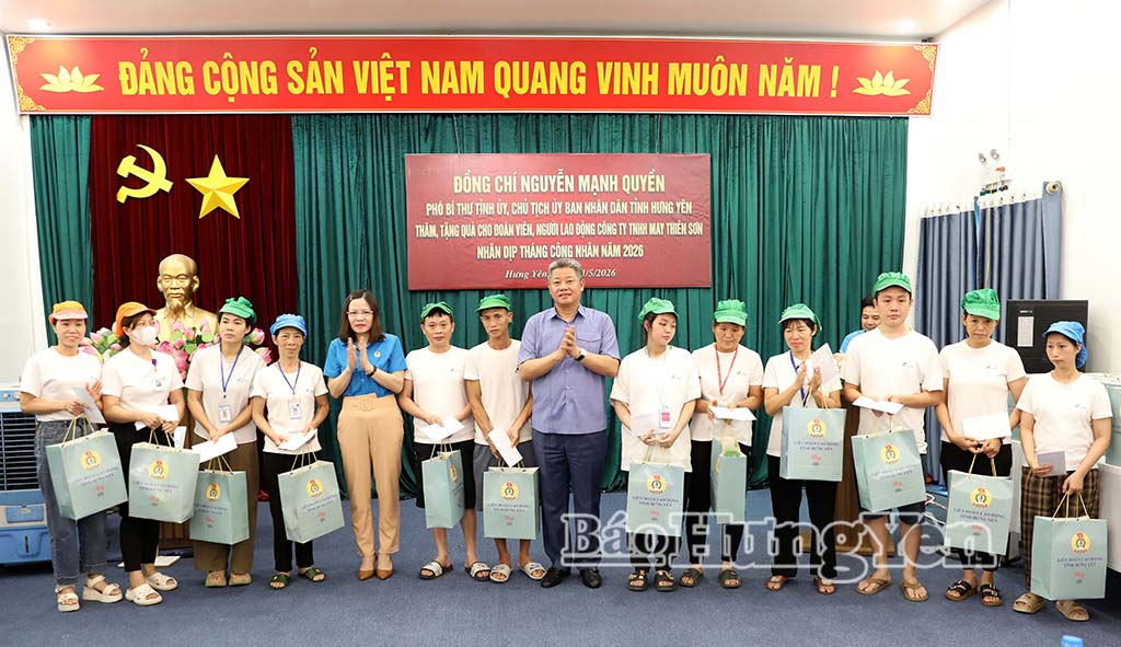 Đồng chí Nguyễn Mạnh Quyền, Phó Bí thư Tỉnh ủy, Chủ tịch UBND tỉnh và lãnh đạo Liên đoàn Lao động tỉnh tặng quà công nhân Công ty TNHH May Thiên Sơn.