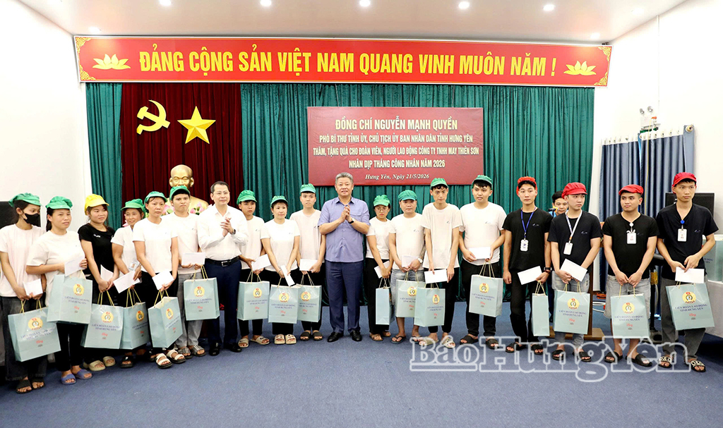 Đồng chí Nguyễn Mạnh Quyền, Phó Bí thư Tỉnh ủy, Chủ tịch UBND tỉnh và lãnh đạo xã Tống Trân tặng quà công nhân Công ty TNHH May Thiên Sơn.
