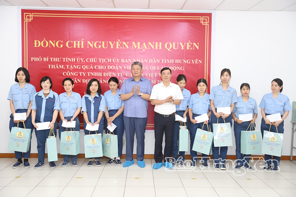 Đồng chí Nguyễn Mạnh Quyền, Phó Bí thư Tỉnh ủy, Chủ tịch UBND tỉnh và lãnh đạo xã Như Quỳnh tặng quà công nhân Công ty TNHH Điện tử Canon Việt Nam.