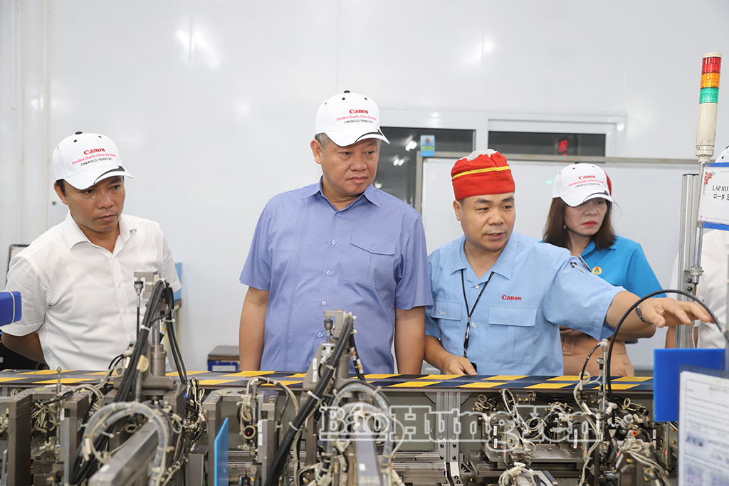 Đồng chí Nguyễn Mạnh Quyền, Phó Bí thư Tỉnh ủy, Chủ tịch UBND tỉnh tham quan dây chuyền sản xuất của Công ty TNHH Điện tử Canon Việt Nam.