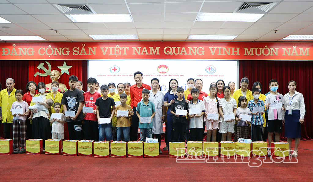 Đồng chí Ngô Thị Kim Hoàn, Ủy viên Ban Thường vụ Tỉnh ủy, Phó Chủ tịch Thường trực Ủy ban MTTQ Việt Nam tỉnh cùng các đại biểu trao quà cho các bệnh nhi có hoàn cảnh khó khăn.