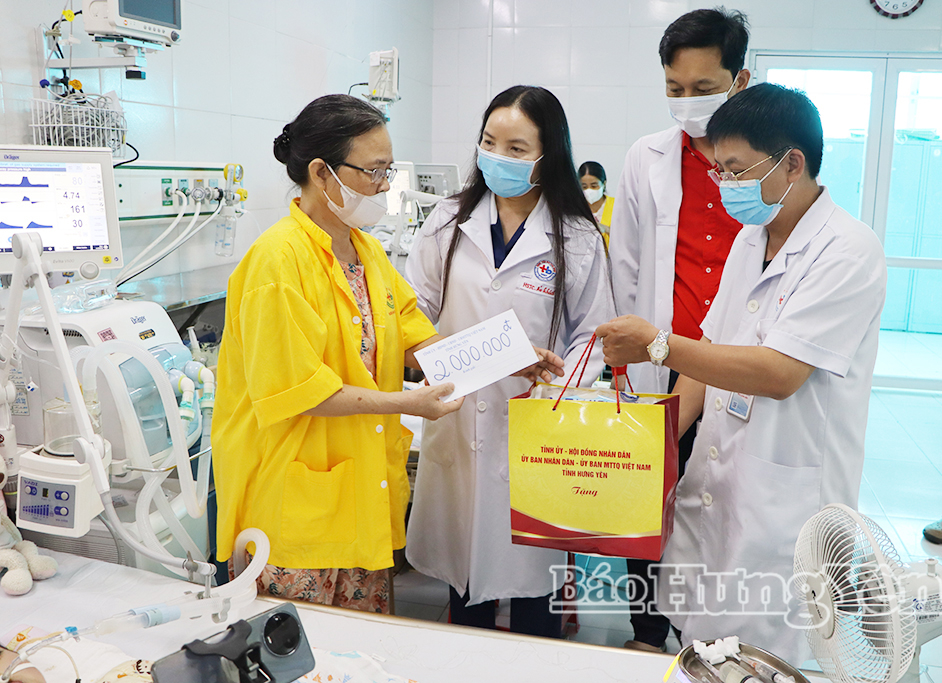 Đồng chí Ngô Thị Kim Hoàn, Ủy viên Ban Thường vụ Tỉnh ủy, Phó Chủ tịch Thường trực Ủy ban MTTQ Việt Nam tỉnh cùng các đại biểu trao quà cho các bệnh nhi đang điều trị tại các khoa, phòng của Bệnh viện.