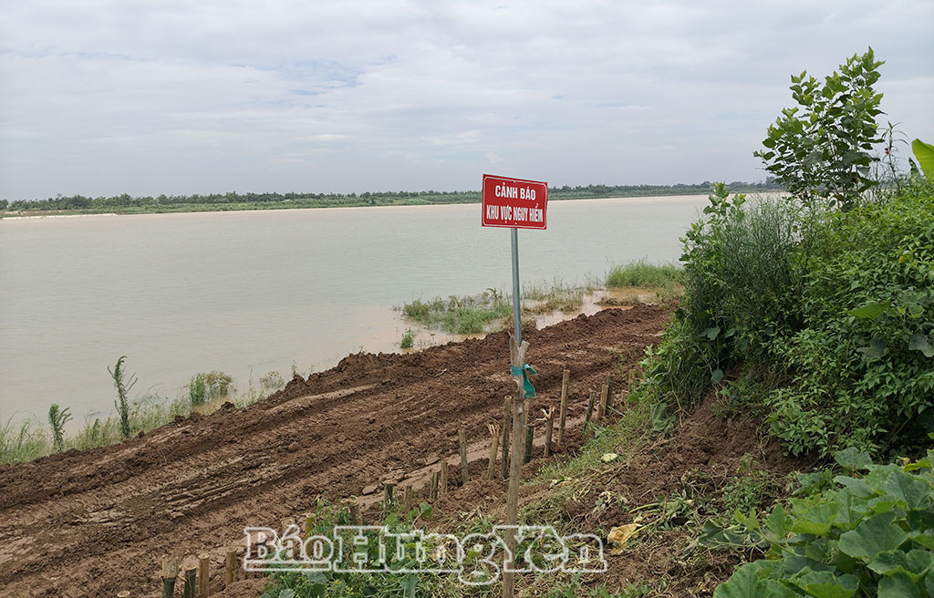 Các đơn vị đã cắm biển cảnh báo khu vực nguy hiểm tại vị trí xảy ra sạt lở.