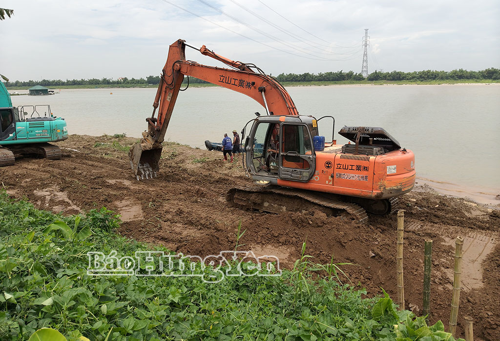 Thi công gia cố bờ khu vực xảy ra sạt lở.