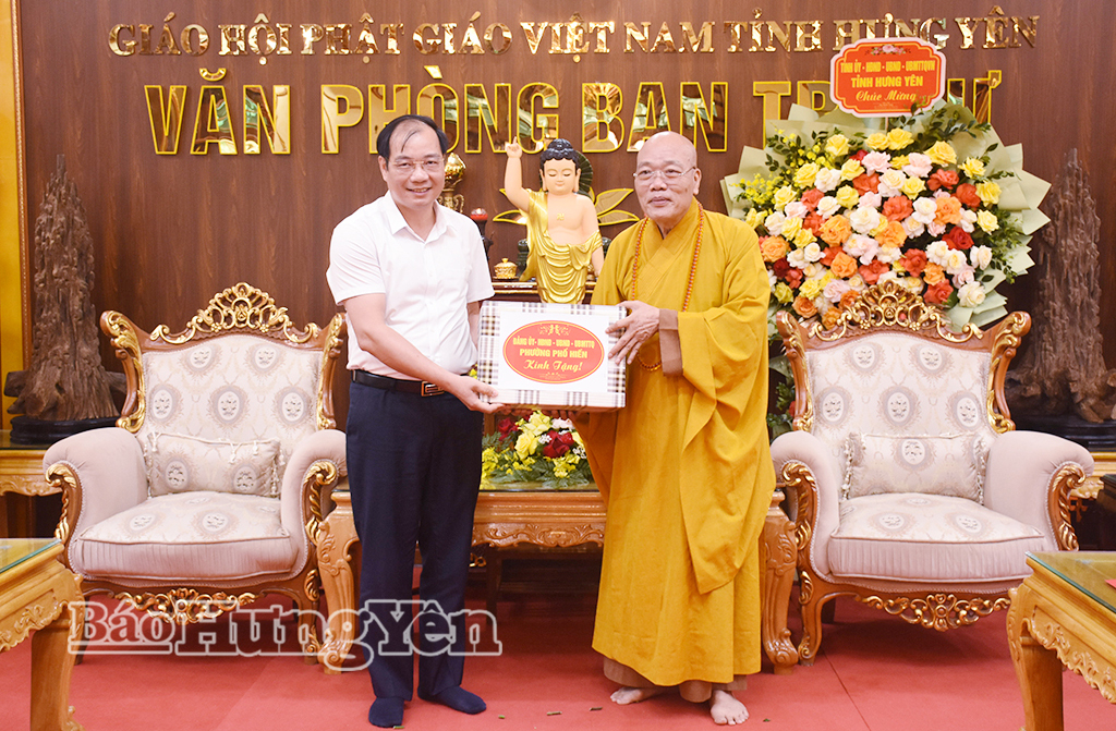 Lãnh đạo phường Phố Hiến chúc mừng Ban Trị sự Giáo hội Phật giáo Việt Nam tỉnh.