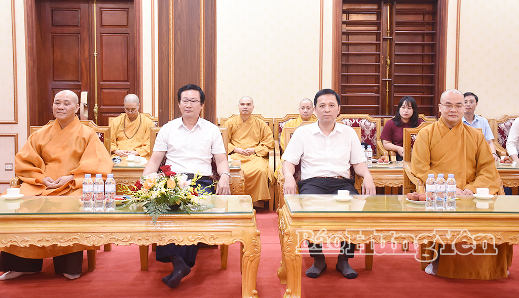 Các đại biểu tham dự buổi lễ.
