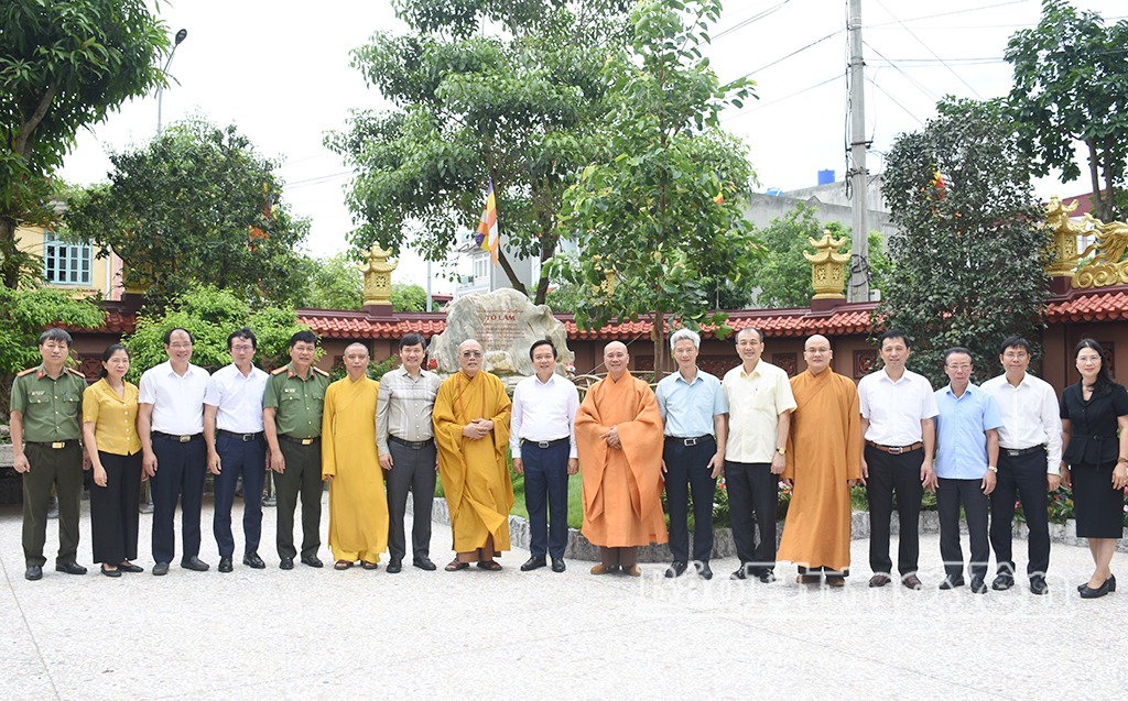 Đồng chí Bí thư Tỉnh ủy cùng các đồng chí lãnh đạo tỉnh chụp ảnh lưu niệm cùng Ban Trị sự Giáo hội Phật giáo Việt Nam tỉnh.