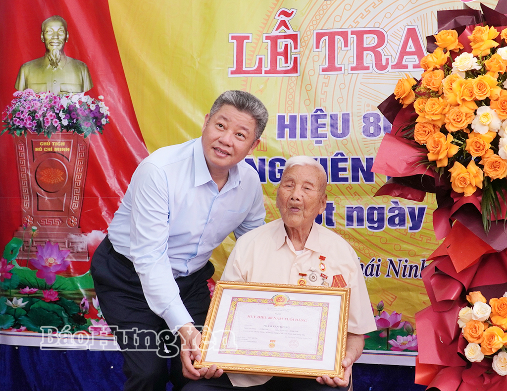 Đồng chí Nguyễn Mạnh Quyền, Phó Bí thư Tỉnh ủy, Chủ tịch UBND tỉnh trao Huy hiệu 80 năm tuổi Đảng tặng đảng viên Phạm Văn Thung, Chi bộ thôn Các Đông, Đảng bộ xã Thái Ninh.