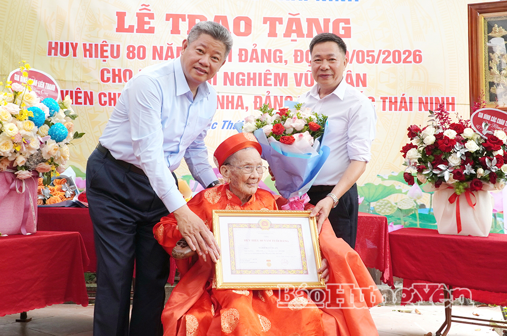 Đồng chí Nguyễn Mạnh Quyền, Phó Bí thư Tỉnh ủy, Chủ tịch UBND tỉnh trao Huy hiệu 80 năm tuổi Đảng tặng đảng viên Nghiêm Vũ Ngận, Chi bộ thôn Kỳ Nha, Đảng bộ xã Bắc Thái Ninh.