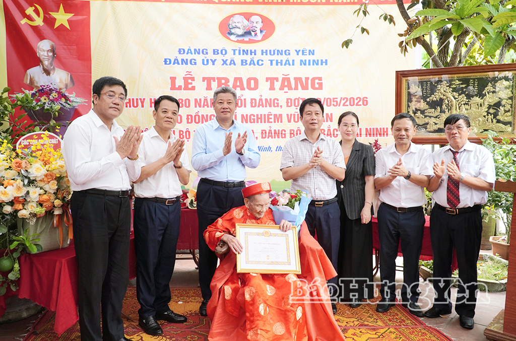 Đồng chí Nguyễn Mạnh Quyền, Phó Bí thư Tỉnh ủy, Chủ tịch UBND tỉnh cùng các thành viên trong đoàn chúc mừng đảng viên Nghiêm Vũ Ngận, Chi bộ thôn Kỳ Nha, Đảng bộ xã Bắc Thái Ninh nhận Huy hiệu 80 năm tuổi Đảng.