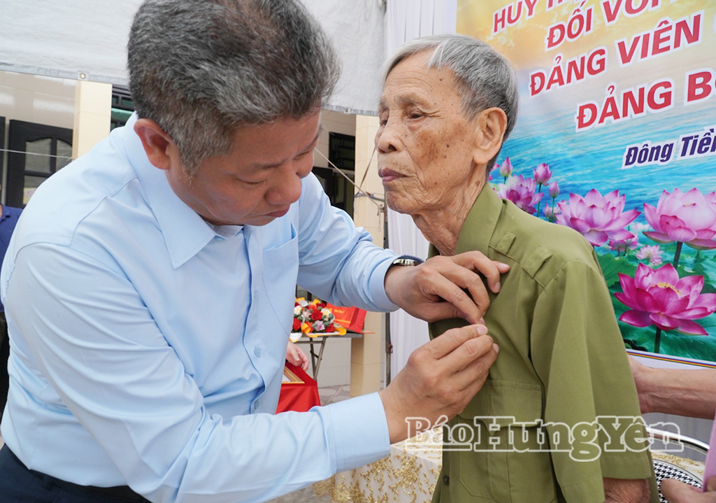 Đồng chí Nguyễn Mạnh Quyền, Phó Bí thư Tỉnh ủy, Chủ tịch UBND tỉnh Nguyễn Mạnh Quyền gắn Huy hiệu 75 năm tuổi Đảng tặng đảng viên Ngô Đình Liệu, Chi bộ thôn Hải Nhuận, Đảng bộ xã Đông Tiền Hải.