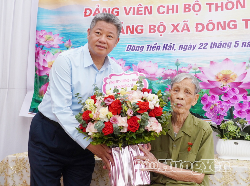 Đồng chí Nguyễn Mạnh Quyền, Phó Bí thư Tỉnh ủy, Chủ tịch UBND tỉnh tặng hoa chúc mừng đảng viên Ngô Đình Liệu, Chi bộ thôn Hải Nhuận, Đảng bộ xã Đông Tiền Hải.