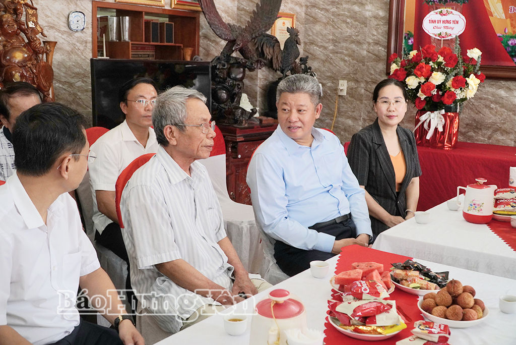 Đồng chí Nguyễn Mạnh Quyền, Phó Bí thư Tỉnh ủy, Chủ tịch UBND tỉnh thăm hỏi đời sống của gia đình đảng viên Đoàn Văn Kính, Chi bộ thôn Ngoại Trình, Đảng bộ xã Thái Thụy.