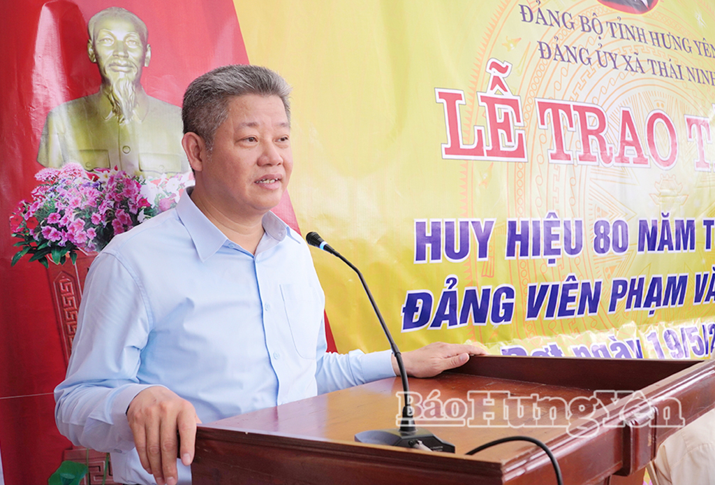 Đồng chí Nguyễn Mạnh Quyền, Phó Bí thư Tỉnh ủy, Chủ tịch UBND tỉnh phát biểu tại lễ trao Huy hiệu Đảng tại Đảng bộ xã Thái Ninh.