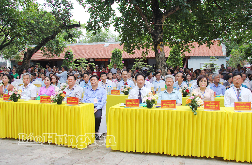 Các đại biểu, Nhân dân và du khách thập phương tham dự khai mạc lễ hội.