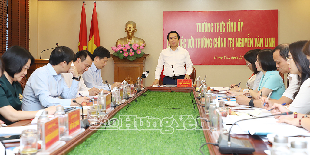 Đồng chí Phạm Quang Ngọc, Ủy viên Ban Chấp hành Trung ương Đảng, Bí thư Tỉnh ủy phát biểu tại buổi làm việc.