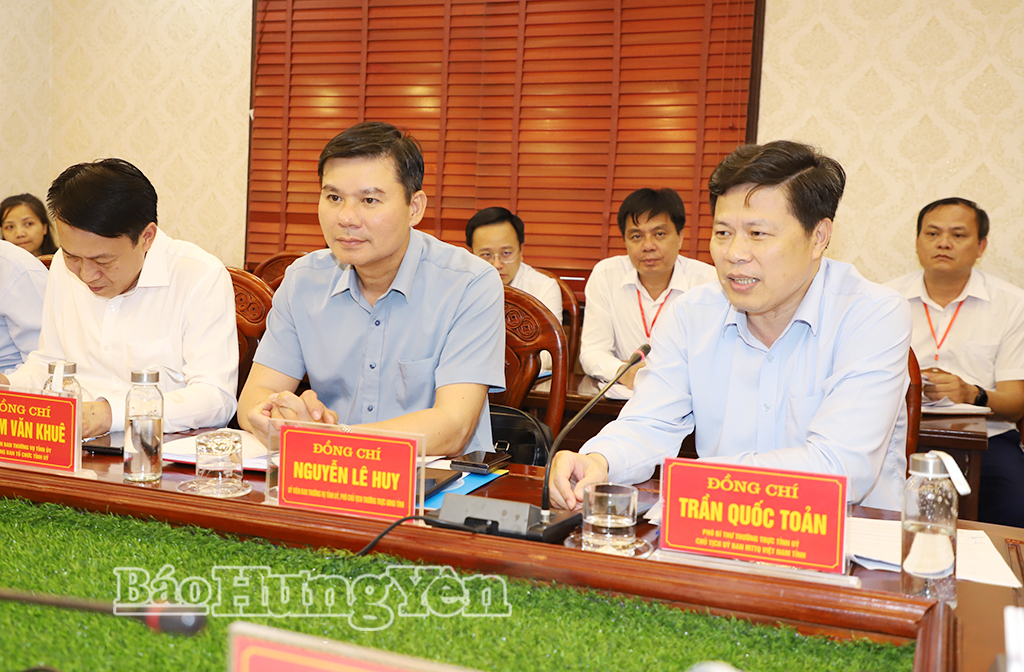 Đồng chí Trần Quốc Toản, Phó Bí thư Thường trực Tỉnh ủy, Chủ tịch Ủy ban MTTQ Việt Nam tỉnh và các đại biểu dự buổi làm việc.