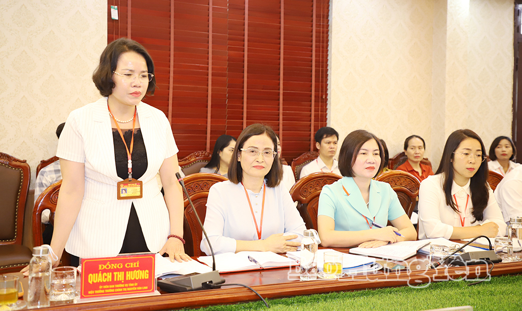 Đồng chí Quách Thị Hương, Ủy viên Ban Thường vụ Tỉnh ủy, Hiệu trưởng Trường Chính trị Nguyễn Văn Linh báo cáo hoạt động của nhà trường.