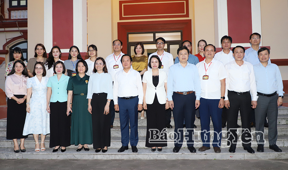 Đồng chí Phạm Quang Ngọc, Ủy viên Ban Chấp hành Trung ương Đảng, Bí thư Tỉnh ủy và các đại biểu chụp ảnh lưu niệm với cán bộ, giảng viên Trường Chính trị Nguyễn Văn Linh.