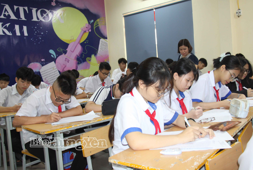 Học sinh khối lớp 9 miệt mài ôn luyện trước ngày thi.