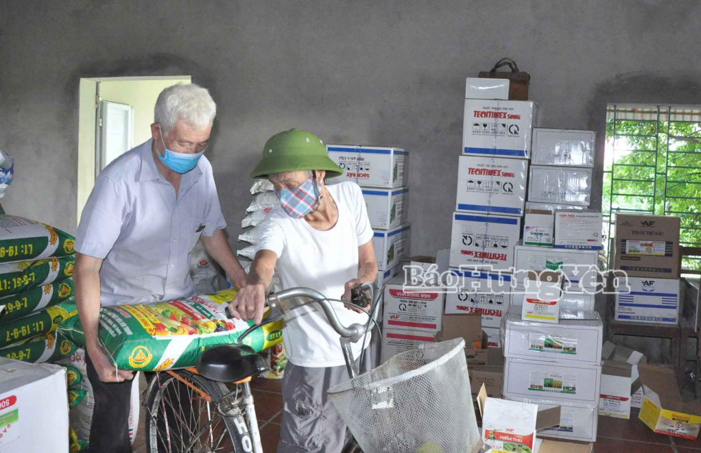 Cung ứng vật tư nông nghiệp tại HTX dịch vụ nông nghiệp tổng hợp Việt Hưng.