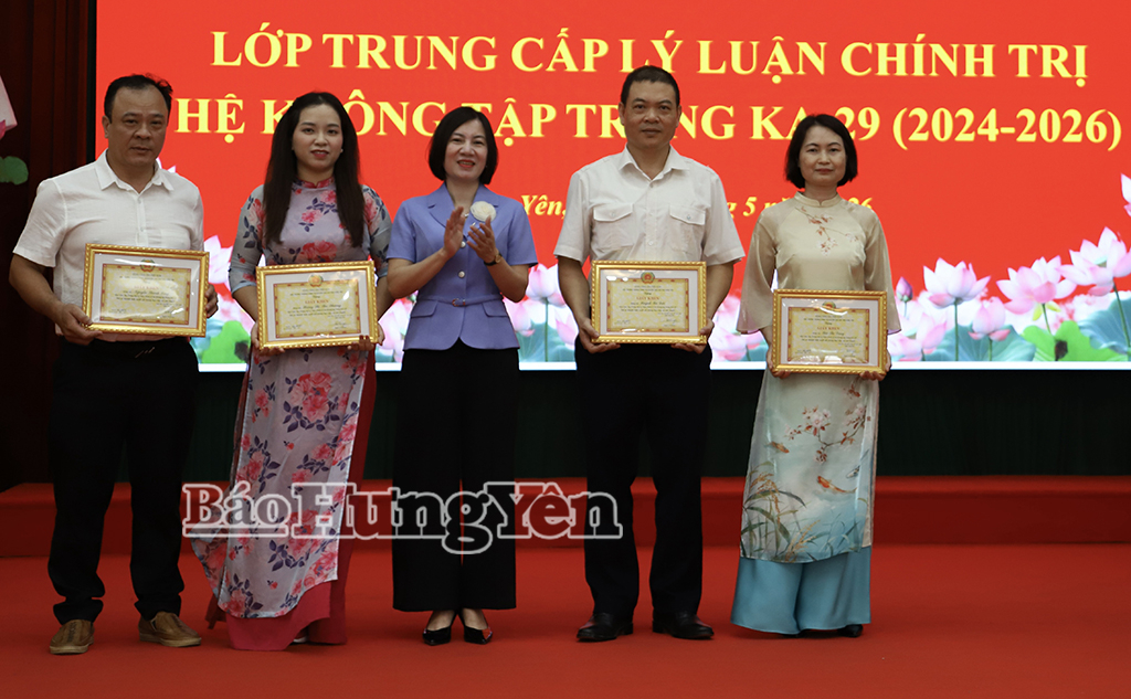 Lãnh đạo Trường Chính trị Nguyễn Văn Linh trao Giấy khen cho học viên có thành tích cao trong học tập và rèn luyện.