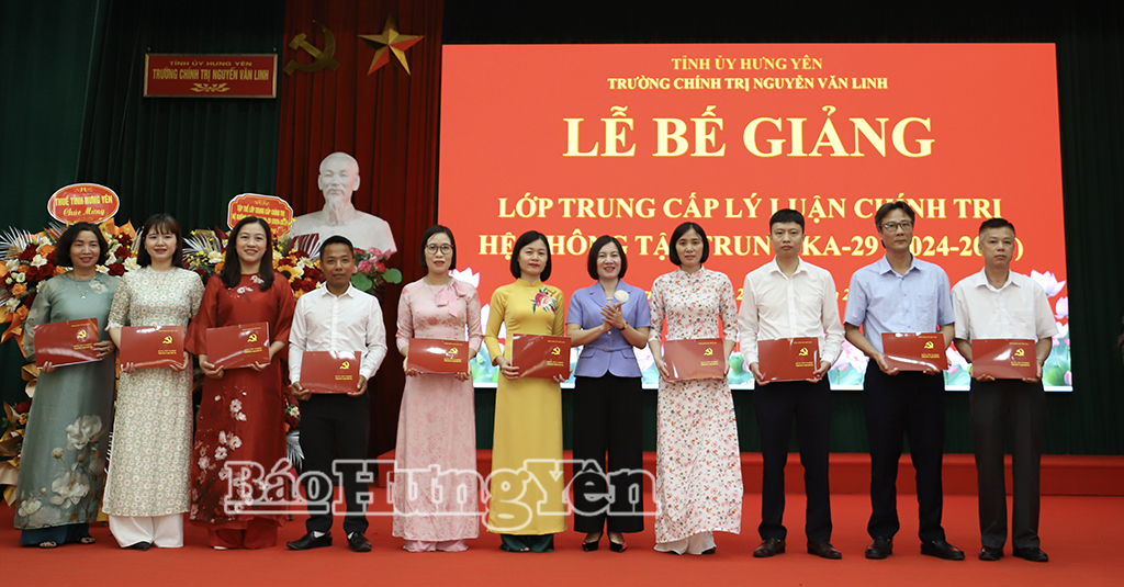Lãnh đạo Trường Chính trị Nguyễn Văn Linh trao bằng tốt nghiệp cho học viên.