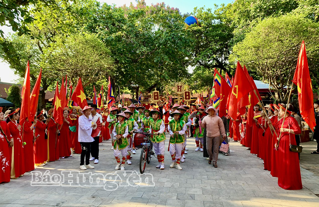 Đoàn rước kiệu xuất phát từ sân đền An Xá.