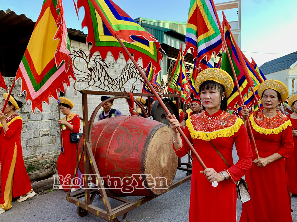 Tiếng trống, tiếng chiêng hòa cùng sắc cờ hội tạo nên không khí lễ hội sôi động.