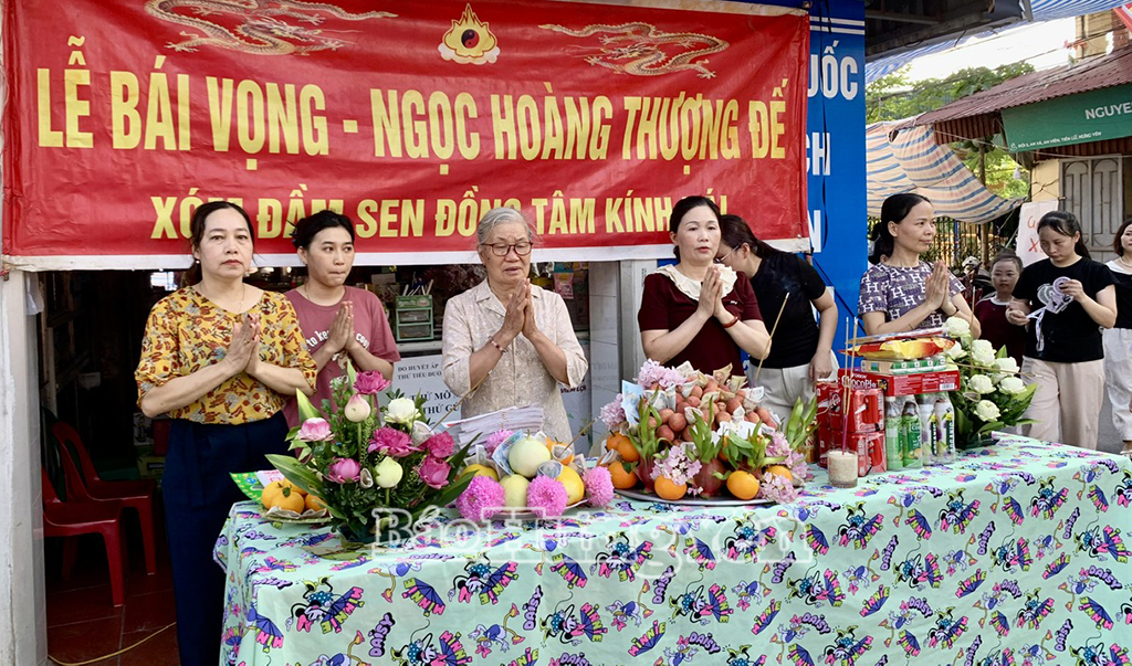 Người dân ở hai bên đường dâng lễ bái vọng Ngọc Hoàng Thượng Đế.