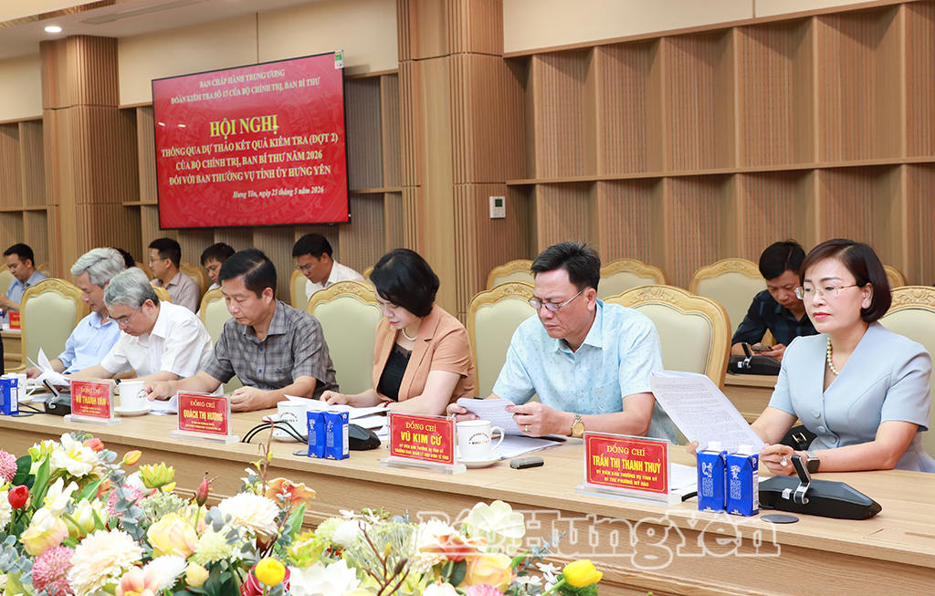 Các đồng chí trong Ban Thường vụ Tỉnh ủy dự hội nghị.