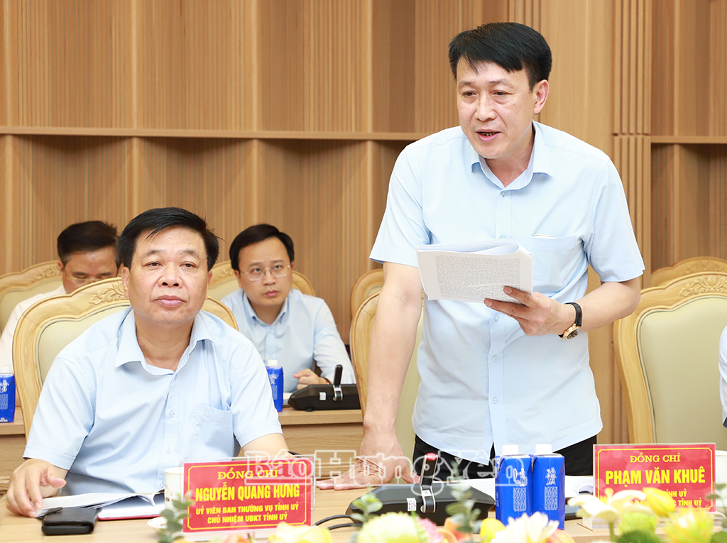 Đồng chí Phạm Văn Khuê, Ủy viên Ban Thường vụ Tỉnh ủy, Trưởng ban Tổ chức Tỉnh ủy phát biểu tại hội nghị.