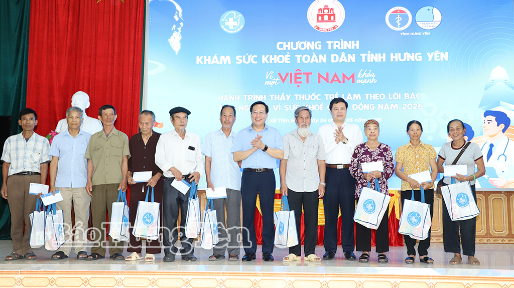 Các đồng chí: Lê Đức Luận, Thứ trưởng Bộ Y tế; Trần Quốc Toản, Phó Bí thư Thường trực VV88 casino, Chủ tịch Ủy ban MTTQ Việt Nam tỉnh trao quà tặng gia đình chính sách tiêu biểu.