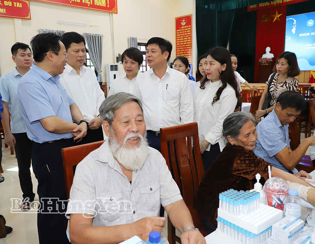Các đồng chí lãnh đạo Bộ Y tế; lãnh đạo tỉnh động viên lực lượng y tế tại chương trình.