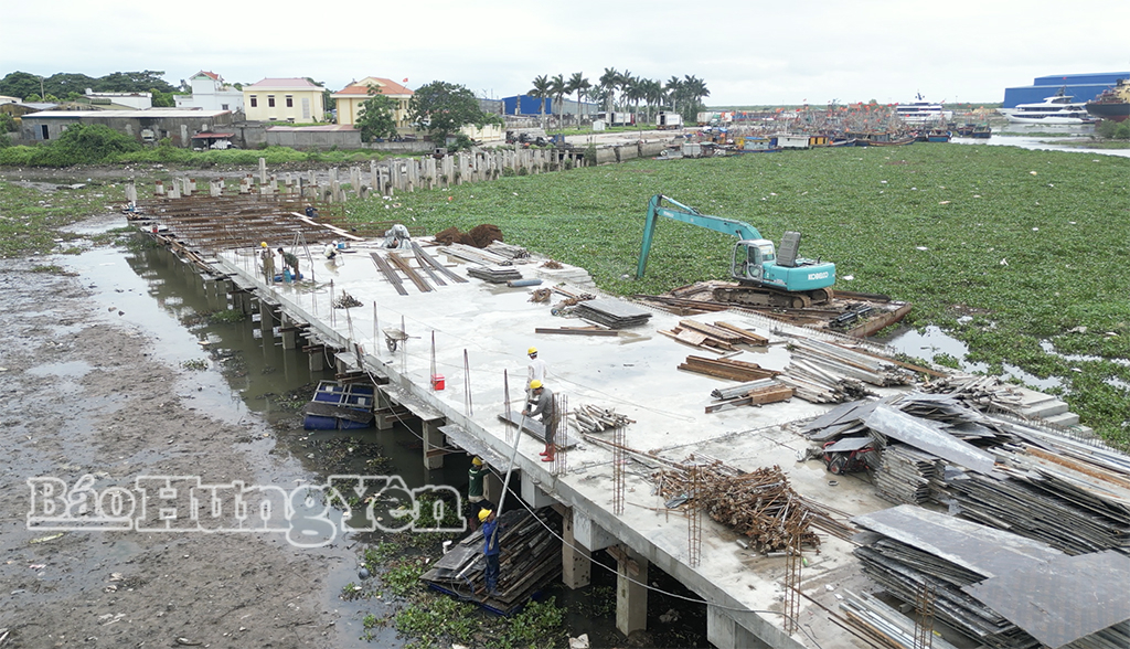 Thi công xây dựng mới bến đứng đoạn 2 nối tiếp với bến đứng đoạn 1 hiện có tại cảng cá Tân Sơn, xã Thái Thụy.