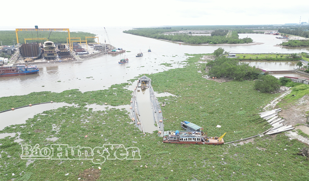 Thi công nạo vét luồng vào cảng cá Tân Sơn, xã Thái Thụy.