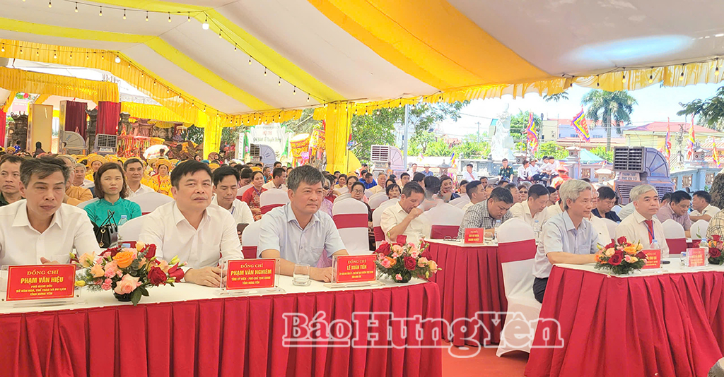 Các đại biểu và Nhân dân, du khách dự lễ kỷ niệm.
