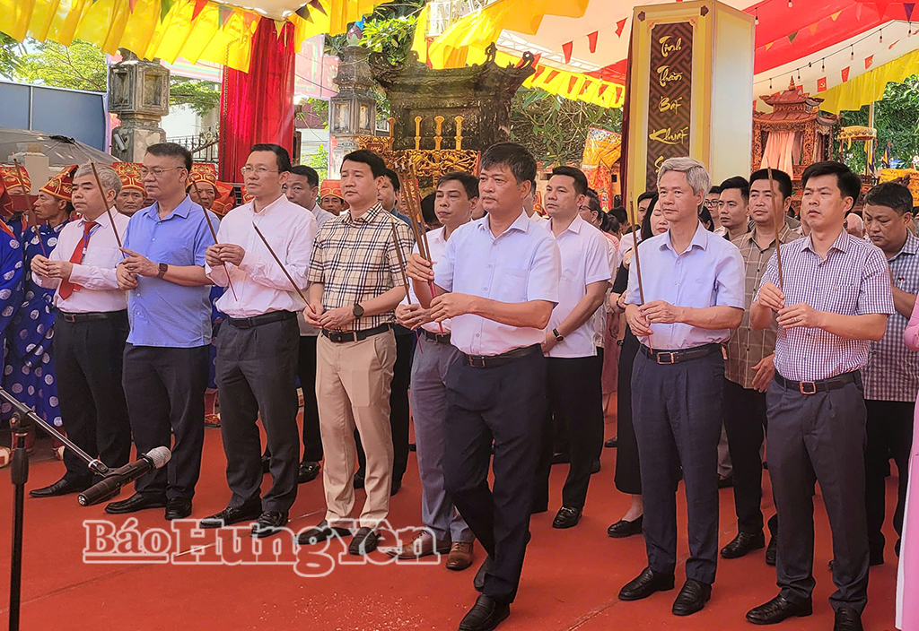 Các đại biểu dâng hương tại di tích đền Ngò, nơi thờ phụng Hai Bà Trưng.