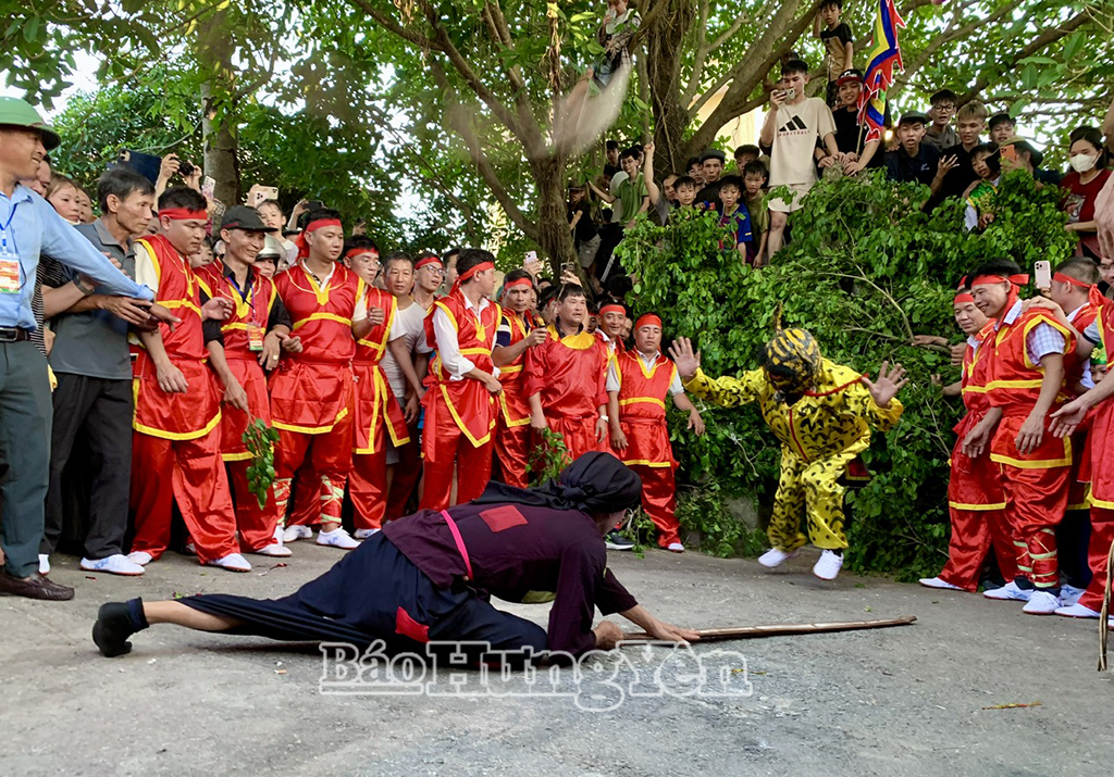 Với chiếc đòn gánh mộc mạc, người mẹ nghèo dũng cảm lao vào giao chiến, tiêu diệt hổ dữ.