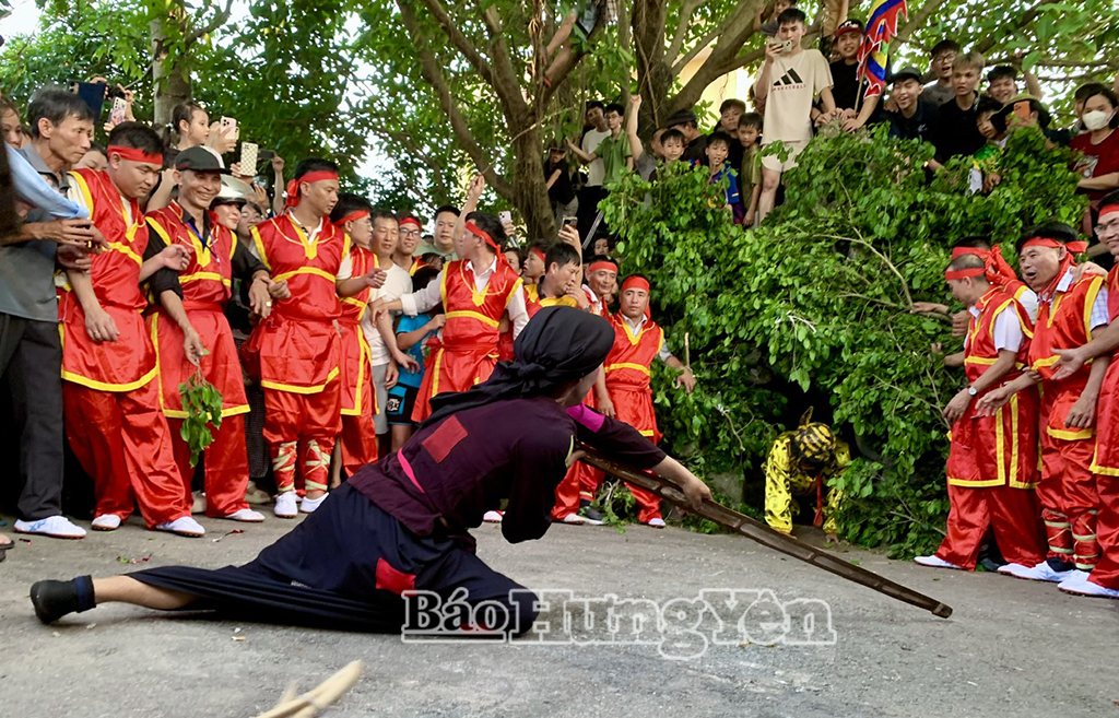 Trò diễn thể hiện tinh thần thượng võ, ý chí đoàn kết của cộng đồng trong hành trình chế ngự thiên tai, thú dữ, bảo vệ cuộc sống bình yên.